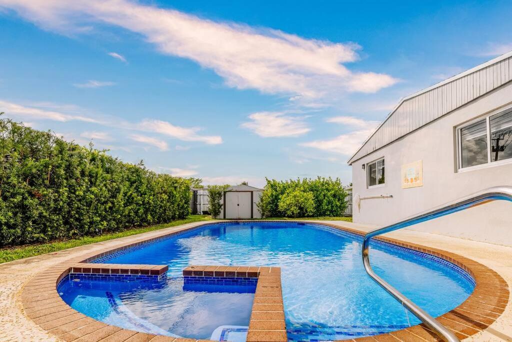 Home With A Pool Close To Beach And Fll Airport Pool Heated October- March Fort Lauderdale Exterior photo